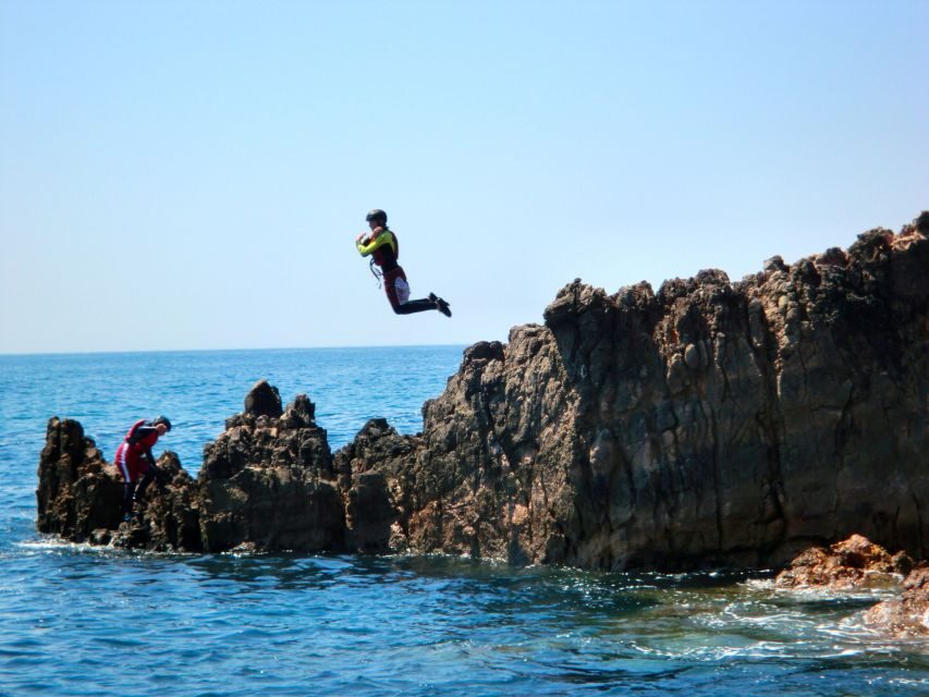 Coasteering Algarve: Cliff Jump, Swim & Climb in Sagres - Meeting at The Den Café and Getting Suited Up for the Ocean