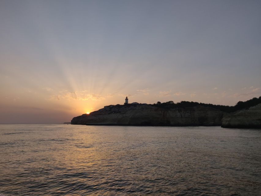 Portimão: Benagil Cave, Marinha Beach Speedboat Tour - Portimão start: Swell Tours, blue t-shirt guide, and quick setup