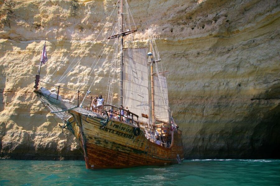 Portimão: Pirate Ship Cave Cruise - The coastal route: Ferragudo, Carvoeiro, Algar Seco, and medieval castles