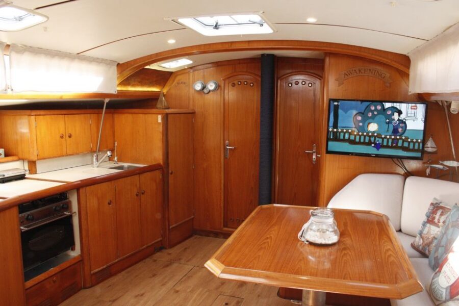 Vilamoura: Coastal Cruise on a Luxury Sailing Yacht - Drinks and music onboard: setting a relaxed Algarve tempo